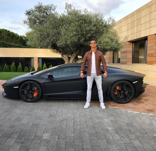 Các đồng đội sẽ phát choáng với bộ siêu tập xế hộp khủng của CR7 - Bóng Đá