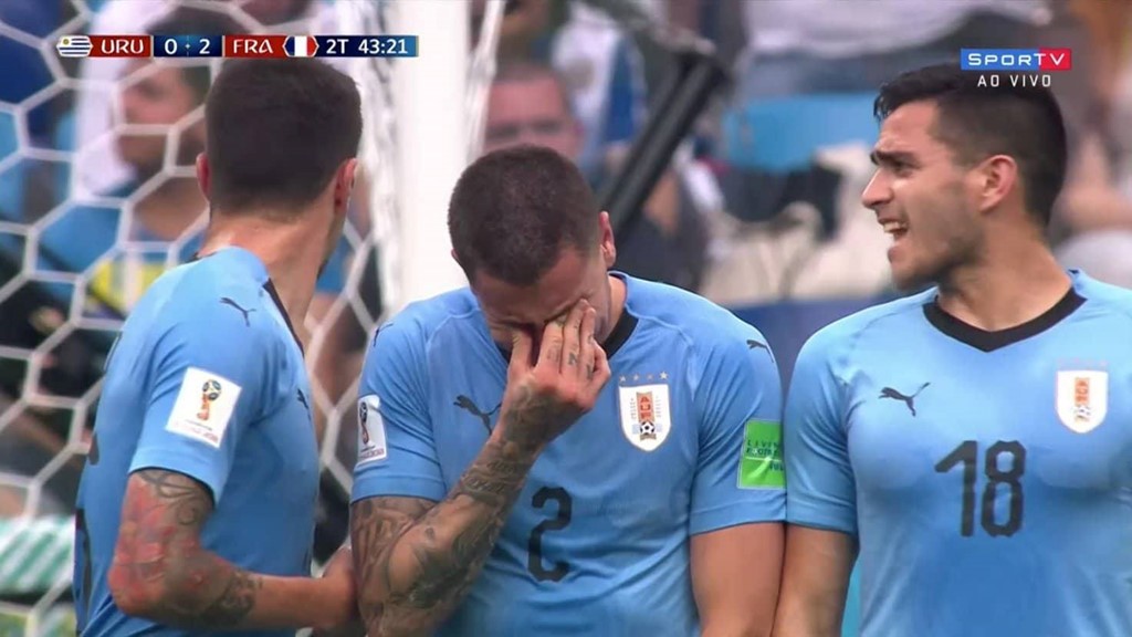 CĐV nhí Uruguay khóc sau sai lầm của thủ môn Muslera - Bóng Đá