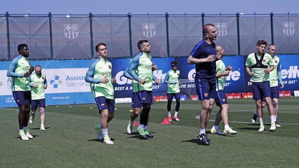 wenger hỏi thăm các cầu thủ trong buổi tập - Bóng Đá