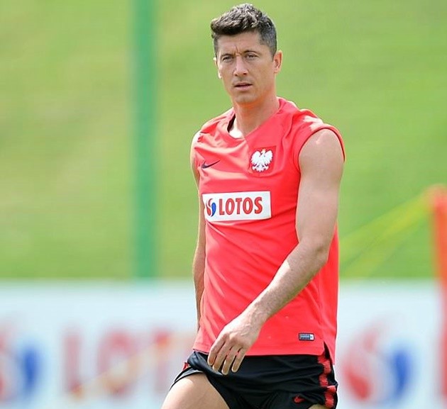 Lewandowski kheo cơ bắp cuồn cuộn trên sân tập Ba Lan - Bóng Đá