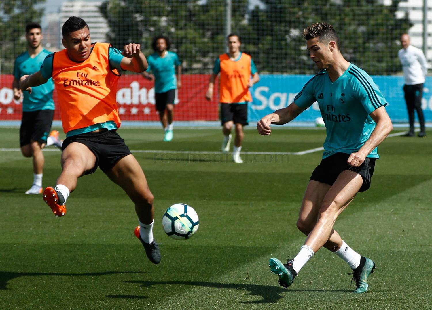 Tội đồ Mahrez khiến Leicester thua đau  - Bóng Đá
