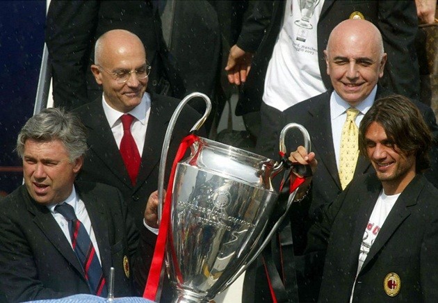 Wenger bất ngờ đi 