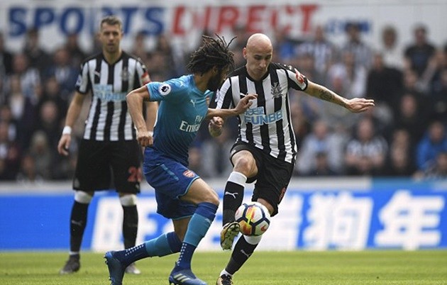Hạ Arsenal, sao Newcastle hăng máu đá văng cột cờ - Bóng Đá
