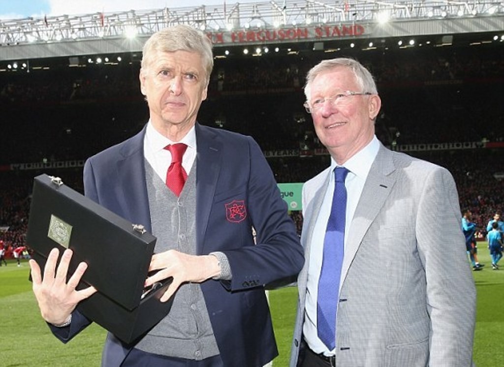 Sir Alex tái xuất, cùng Mourinho tặng quà cho HLV Wenger - Bóng Đá
