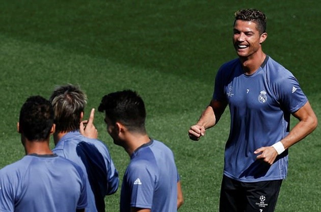 Ronaldo pha trò thỏa mái trước trận làm khách trên sân Vicente Calderon - Bóng Đá