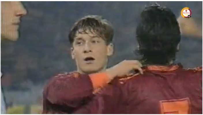 Những khoảnh khắc ấn tượng của Totti trong các trận derby thành Rome - Bóng Đá