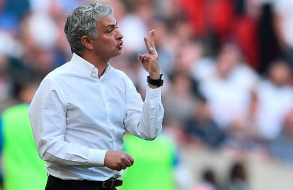 Dạy dỗ học trò, Mourinho dạy bảo luôn cả trọng tài - Bóng Đá