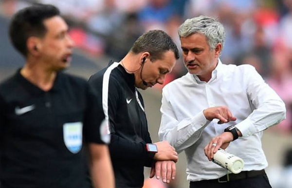 Dạy dỗ học trò, Mourinho dạy bảo luôn cả trọng tài - Bóng Đá