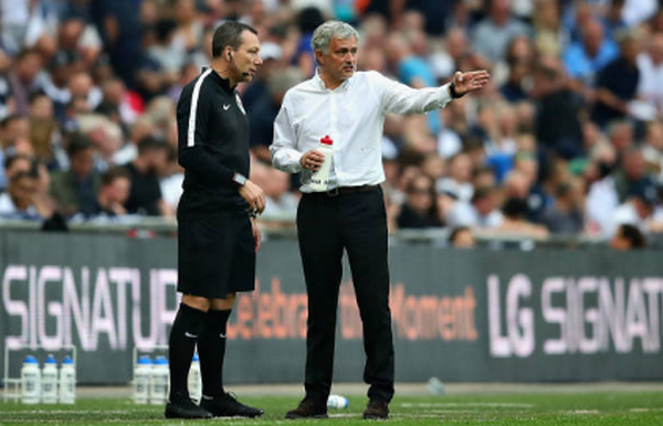 Dạy dỗ học trò, Mourinho dạy bảo luôn cả trọng tài - Bóng Đá