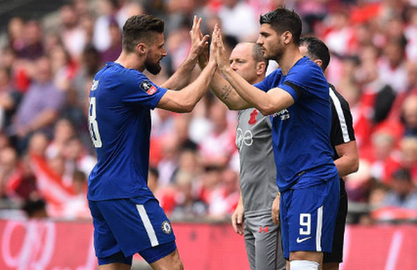 Trung vệ Chelsea, người ôm thắm thiết, kẻ chỉ thẳng mặt tiền đạo Southampton - Bóng Đá