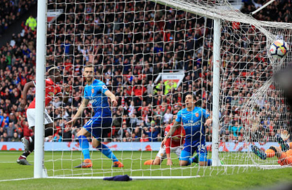 Sanchez thở 'hổn hển', đuổi theo Mkhitaryan khi vô tình gặp gỡ - Bóng Đá
