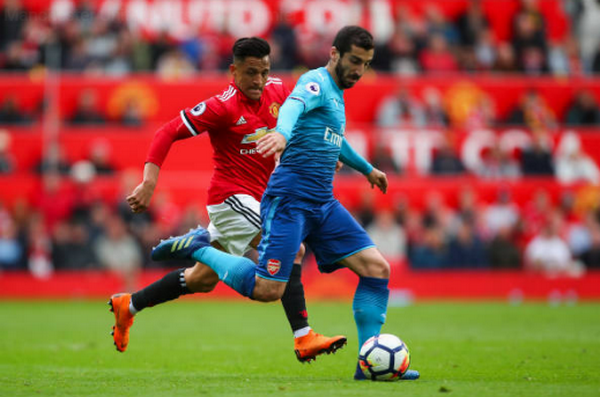 Sanchez thở 'hổn hển', đuổi theo Mkhitaryan khi vô tình gặp gỡ - Bóng Đá