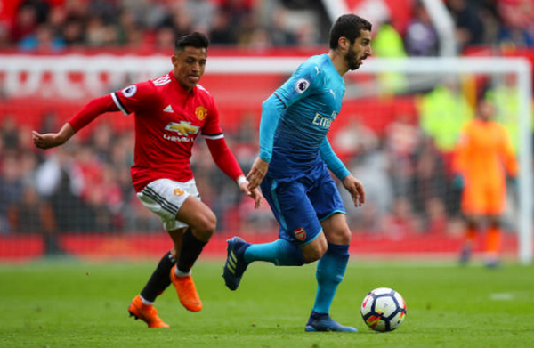 Sanchez thở 'hổn hển', đuổi theo Mkhitaryan khi vô tình gặp gỡ - Bóng Đá