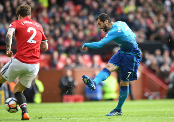 Sanchez thở 'hổn hển', đuổi theo Mkhitaryan khi vô tình gặp gỡ - Bóng Đá