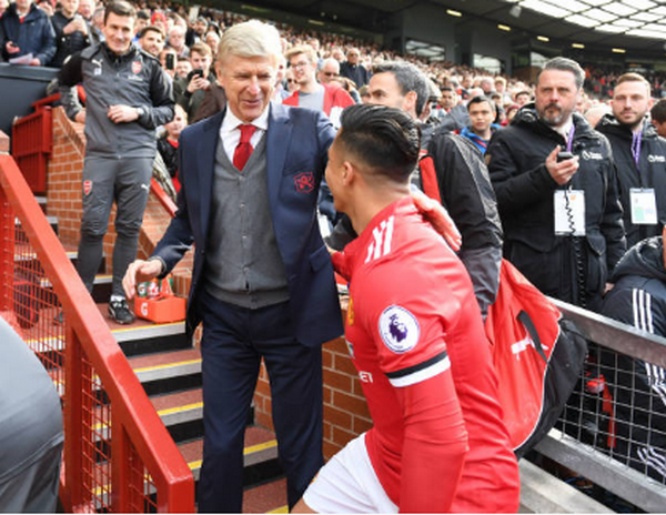 Sanchez thở 'hổn hển', đuổi theo Mkhitaryan khi vô tình gặp gỡ - Bóng Đá