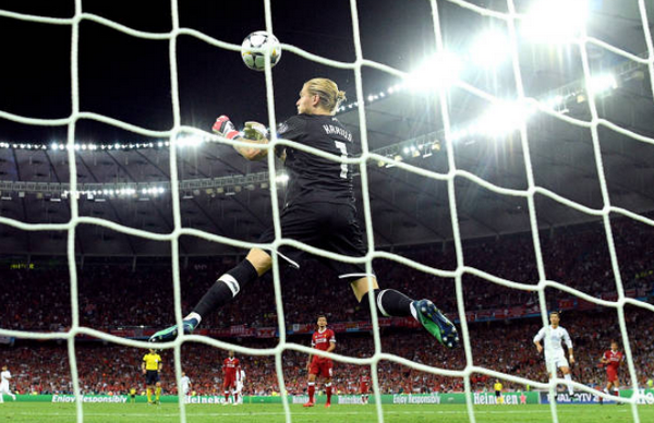 Tung chân chốt hạ Liverpool, Ronaldo bị kẻ lạ mặt phá bĩnh - Bóng Đá