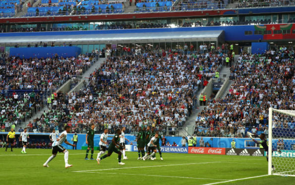 Ơn giời! Cuối cùng đã có cầu thủ Argentina đứng chung chiến tuyến với Messi - Bóng Đá