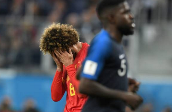Pogba làm gì để an ủi người đàn anh Fellaini sau trận - Bóng Đá