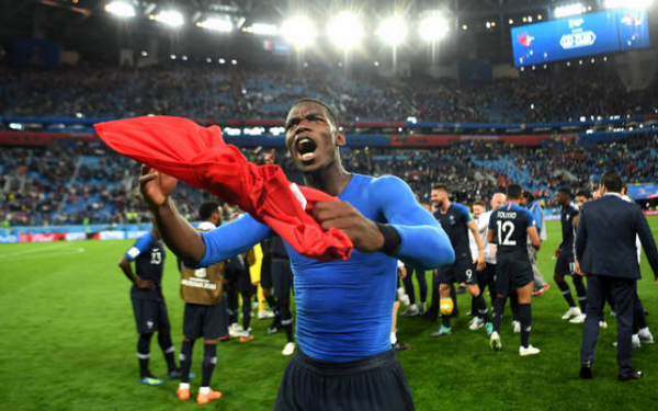 Pogba làm gì để an ủi người đàn anh Fellaini sau trận - Bóng Đá