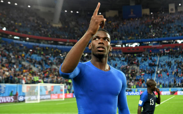 Pogba làm gì để an ủi người đàn anh Fellaini sau trận - Bóng Đá