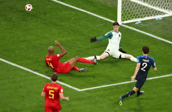 Pogba làm gì để an ủi người đàn anh Fellaini sau trận - Bóng Đá