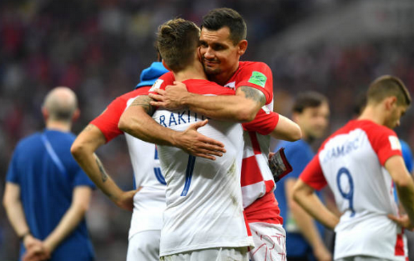 Đang thua còn bị phá, Lovren 'sôi máu' tính ăn thua đủ với CĐV - Bóng Đá
