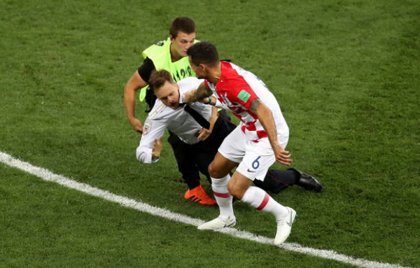 Đang thua còn bị phá, Lovren 'sôi máu' tính ăn thua đủ với CĐV - Bóng Đá
