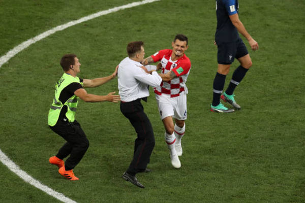 Đang thua còn bị phá, Lovren 'sôi máu' tính ăn thua đủ với CĐV - Bóng Đá