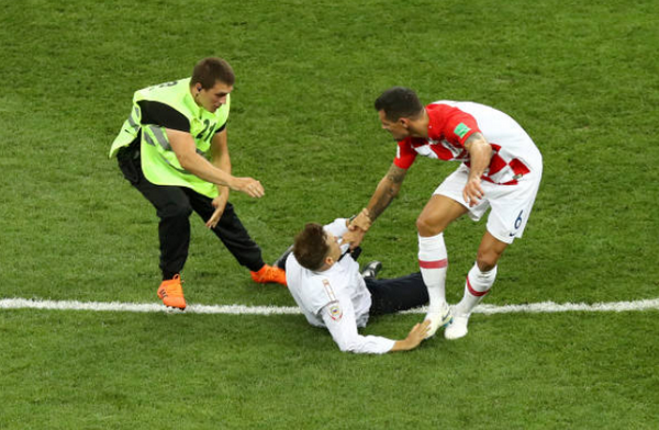 Đang thua còn bị phá, Lovren 'sôi máu' tính ăn thua đủ với CĐV - Bóng Đá