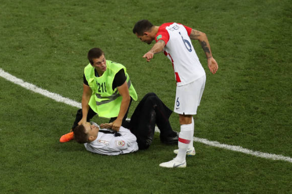 Đang thua còn bị phá, Lovren 'sôi máu' tính ăn thua đủ với CĐV - Bóng Đá