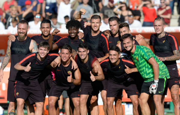 Con trai Kluivert tranh cãi với Edin Dzeko ngay lần đầu đá chính - Bóng Đá