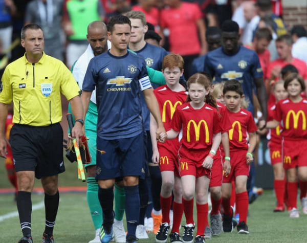 Đóng vai 'cậu bé nhặt bóng', Mourinho tranh thủ xoa đầu đối thủ - Bóng Đá