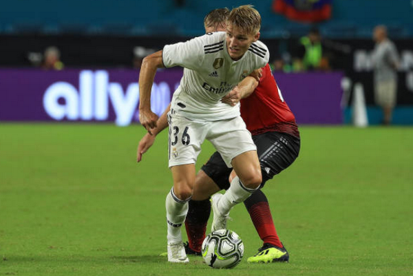 Mourinho 'quậy phá' ngoài đường pitch, Lopetegui phải đến giúp đỡ - Bóng Đá