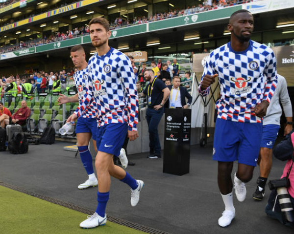 Áo tập Chelsea làm 'lu mờ' trận derby thành London - Bóng Đá