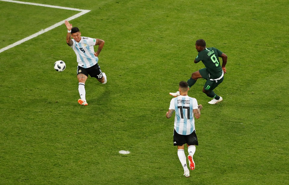 CĐV Nigeria chết lặng, cầu thủ bật khóc sau trận thua Argentina - Bóng Đá