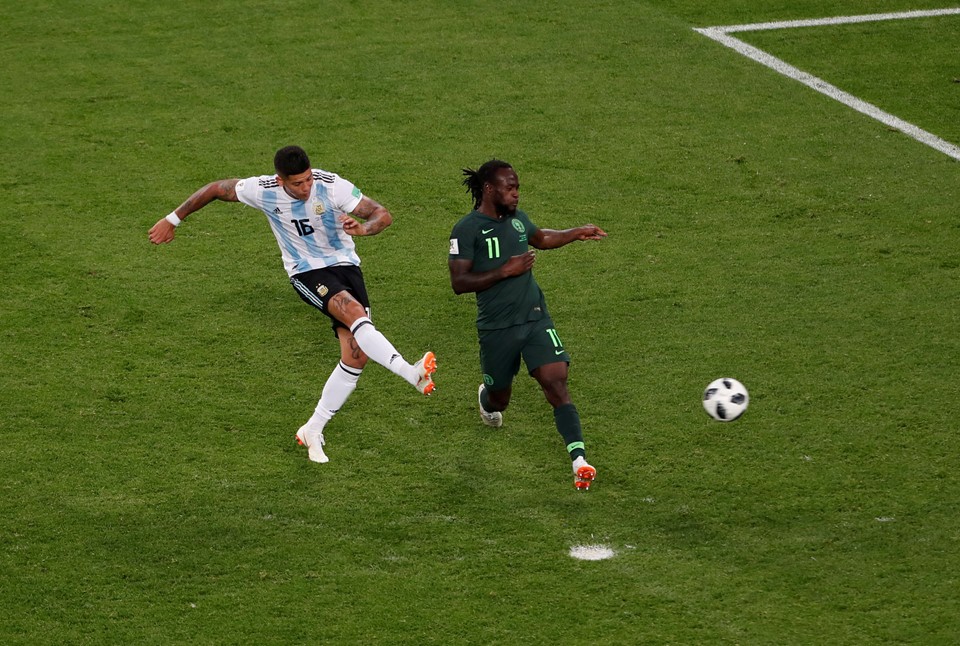CĐV Nigeria chết lặng, cầu thủ bật khóc sau trận thua Argentina - Bóng Đá