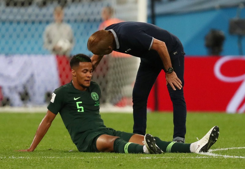 CĐV Nigeria chết lặng, cầu thủ bật khóc sau trận thua Argentina - Bóng Đá