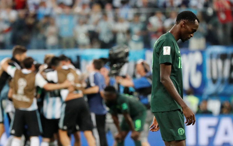 CĐV Nigeria chết lặng, cầu thủ bật khóc sau trận thua Argentina - Bóng Đá