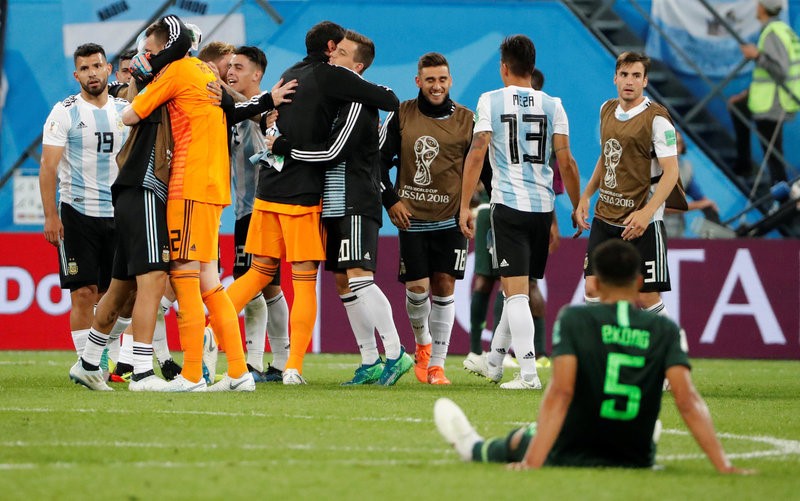 CĐV Nigeria chết lặng, cầu thủ bật khóc sau trận thua Argentina - Bóng Đá
