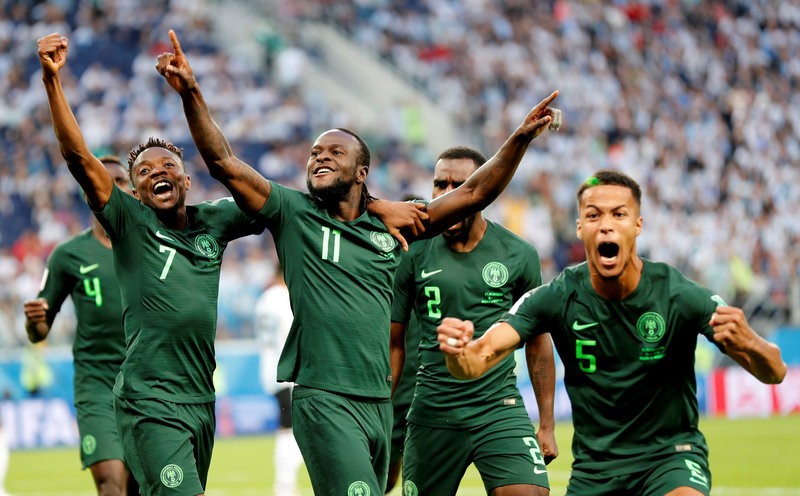 CĐV Nigeria chết lặng, cầu thủ bật khóc sau trận thua Argentina - Bóng Đá