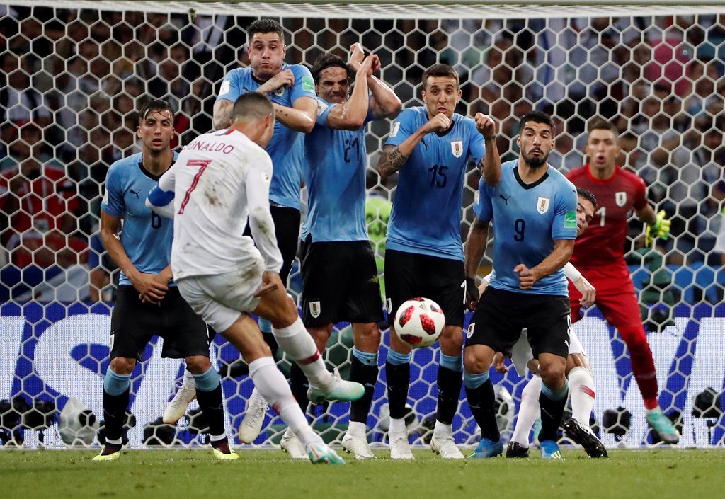 Ronaldo nên cạo râu và ngừng nghĩ mình là 'The GOAT' - Bóng Đá