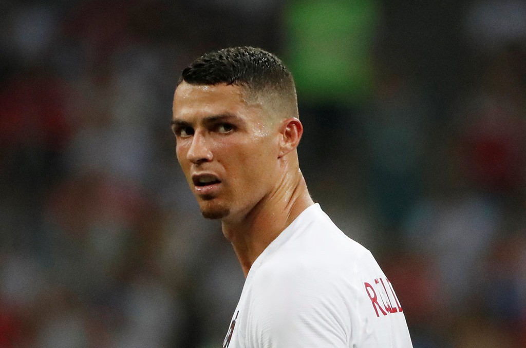 CĐV buồn bã vì Ronaldo, Messi bị loại trong cùng một ngày - Bóng Đá