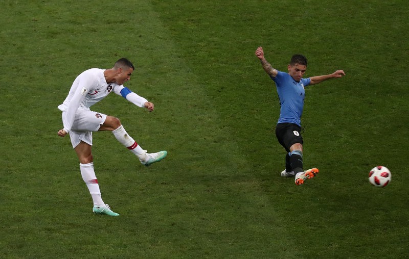 Ronaldo nên cạo râu và ngừng nghĩ mình là 'The GOAT' - Bóng Đá