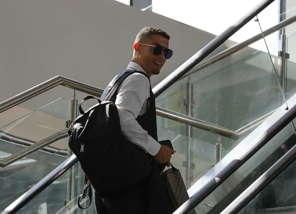 Ronaldo cùng đồng đội bảnh bao lên đường về nước - Bóng Đá