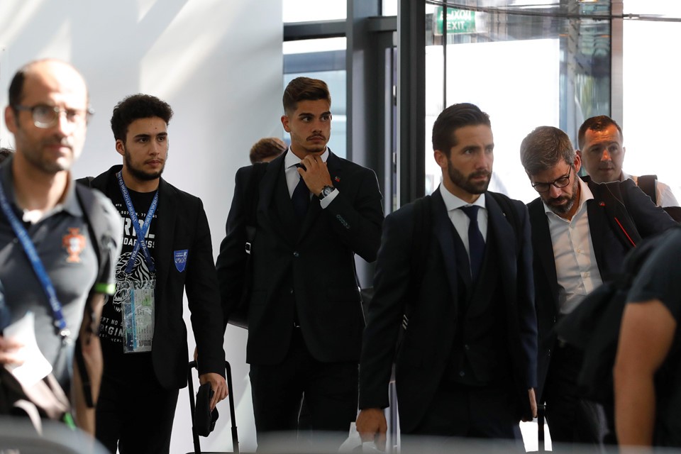 Ronaldo cùng đồng đội bảnh bao lên đường về nước - Bóng Đá