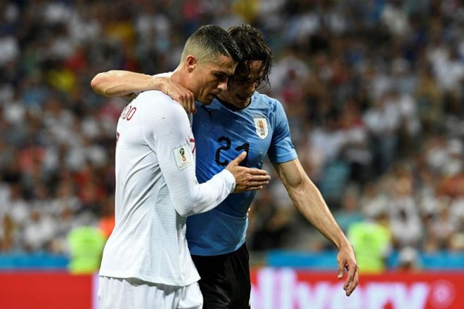 Cavani đi khập khiễng, dễ nghỉ đá trận gặp Pháp - Bóng Đá