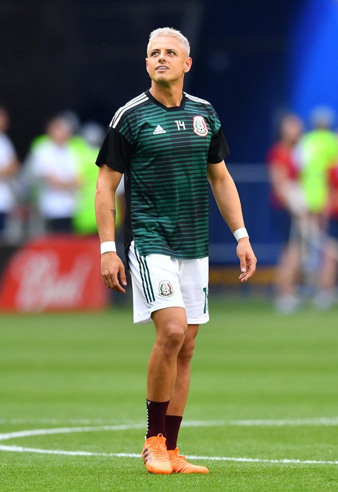 Sau Neymar, đến lượt mái tóc 'tắc kè hoa' của Chicharito bị chế giễu - Bóng Đá