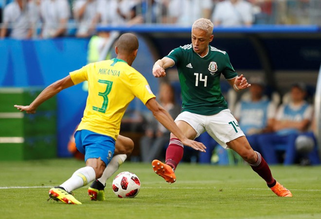 Sau Neymar, đến lượt mái tóc 'tắc kè hoa' của Chicharito bị chế giễu - Bóng Đá