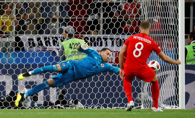 Đội trưởng Liverpool nhận 'gạch đá' vì suýt làm tuyển Anh về nước - Bóng Đá
