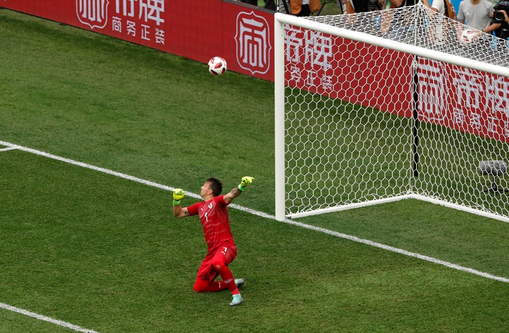 CĐV nhí Uruguay khóc sau sai lầm của thủ môn Muslera - Bóng Đá
